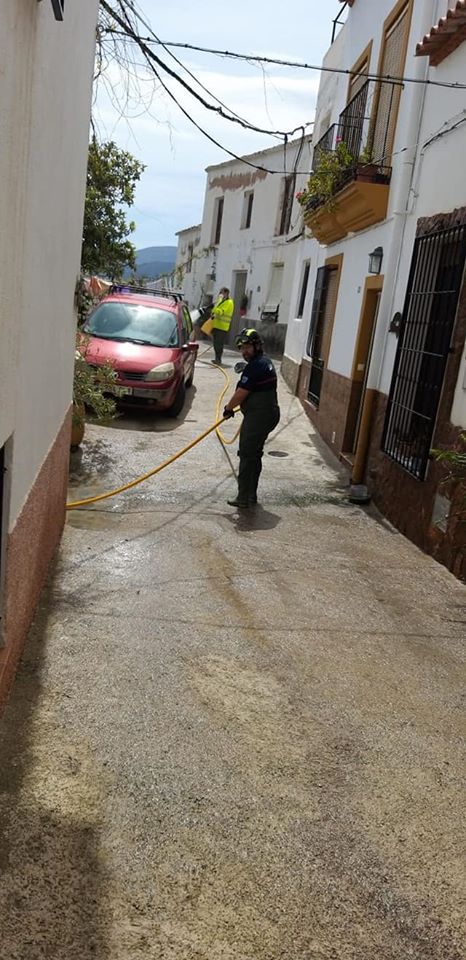 DESINFECCIÓN CALLES Y PLAZAS DEBIDO A LA CRISIS SANITARIA DEL COVID-19